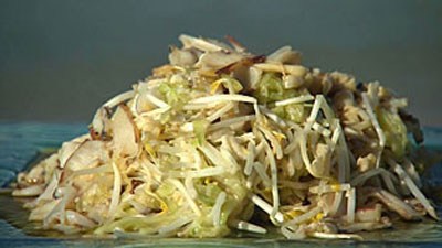 Салат из свежей капусты и соленых огрурцов