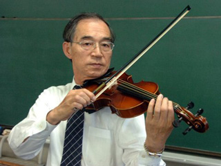 Японец создал струны для скрипки из паутины